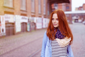 Fototapeta premium frau besichtigt eine stadt