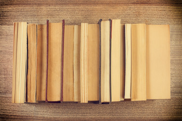 Libros sobre mesa de madera rústica. Vista superior