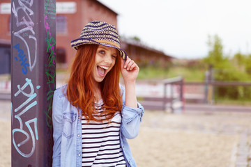 lustige frau mit hut und gestreiftem shirt