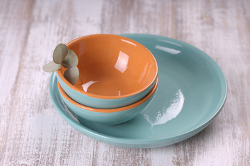 Глиняная голубая посуда и веточка круглого эвкалипта