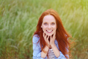 lachende frau mit sommersprossen und blauen augen