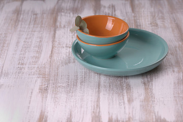 Глиняная голубая посуда и веточка круглого эвкалипта