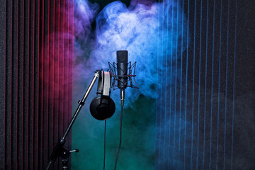 Mikrofon im Studio mit Licht und Nebel