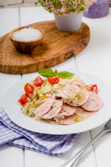 Wurstsalat mit Tomaten und Krautsalat