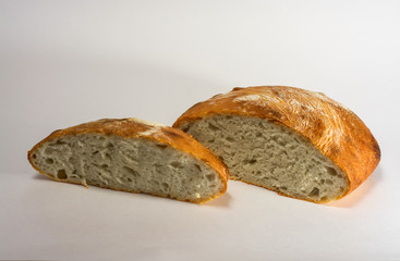 Домашний хлеб на светлом фоне.