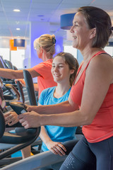 frauen auf dem stepper im fitnessstudio
