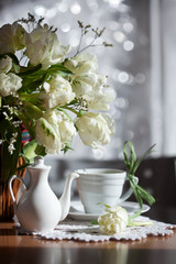 Белая посуда и букет тюльпанов