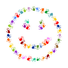 Smiley aus bunten Handabdrücken