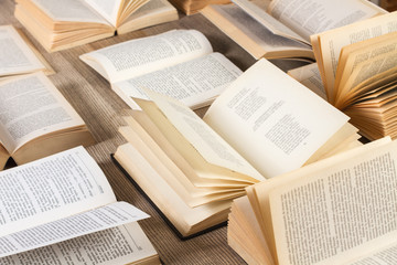 Libros abiertos sobre mesa de madera rústica. Vista superior - obrazy, fototapety, plakaty