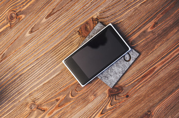 smartfon na drewnianym stole - obrazy, fototapety, plakaty