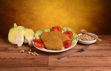 cotoletta vegetariana di soia con contorno di verdure