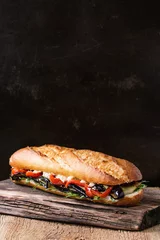 Selbstklebende Fototapeten Vegetarisches Baguette-Sandwich © Natasha Breen