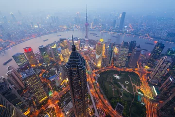 Deurstickers Verhoogde weergave van het district Lujiazui in Shanghai, in de Mao-toren op de voorgrond. Lujiazui is speciaal ontwikkeld als een nieuw financieel district van Shanghai. © fazon