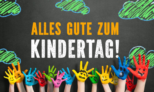 angemalte Kinderhände vor Kreide-Wolkenhintergrund mit Spruch "Alles Gute zum Kindertag!"