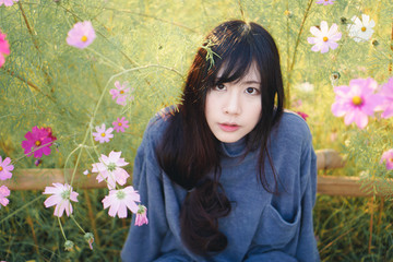 Naklejka premium Asian girl with Cosmos Flower