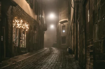 Selbstklebende Fototapete Enge Gasse Alte europäische schmale leere Straße der mittelalterlichen Stadt an einem nebligen Abend. Aufgenommen in Bergamo, Citta Alta, Lombardia