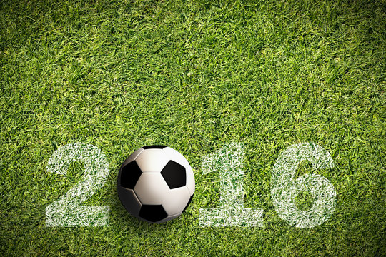 Rasen mit Aufschrift 2016 und einem Fußball