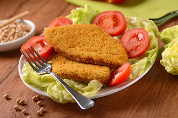 cotoletta vegetariana di soia con contorno di verdure