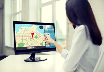 Obraz na płótnie Canvas close up of woman with navigator map on computer