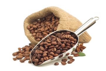 Fototapeta premium coffee beans isolated on white