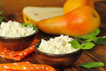 Cottage cheese in bowl with pear