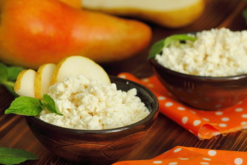 Cottage cheese in bowl with pear