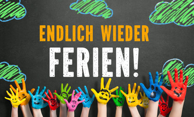 angemalte Kinderhände vor Kreidetafel mit Nachricht 