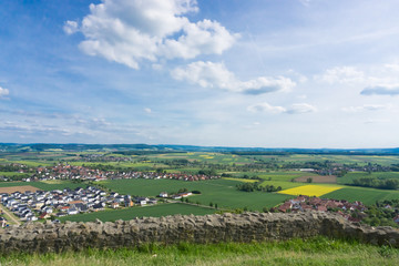 Neubausiedlung in ländlicher Umgebung