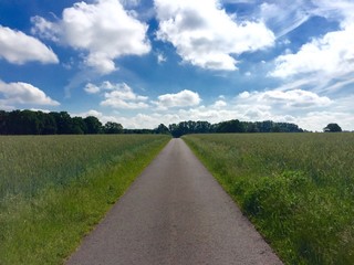 Freie Landstraße die zum Himmel führt