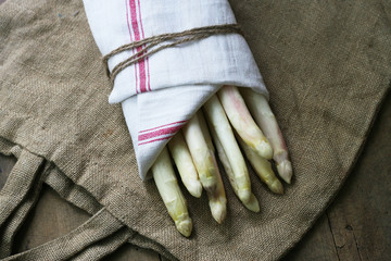 Spargelzeit - Ein Bund weißer Spargel (Asparagus) aus Deutschland, Einkauf von Gemüsespargel mit...