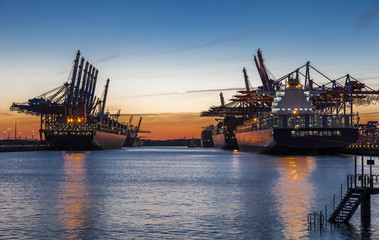 Hamburg Container Port im Licht des Sonnenuntergangs