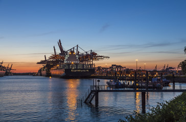 Fototapeta na wymiar Container Port Hamburg im Licht des Sonnenuntergangs