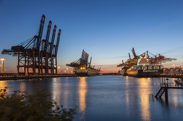 Fototapeta na wymiar Containerhafen Hamburg im Sonnenuntergang