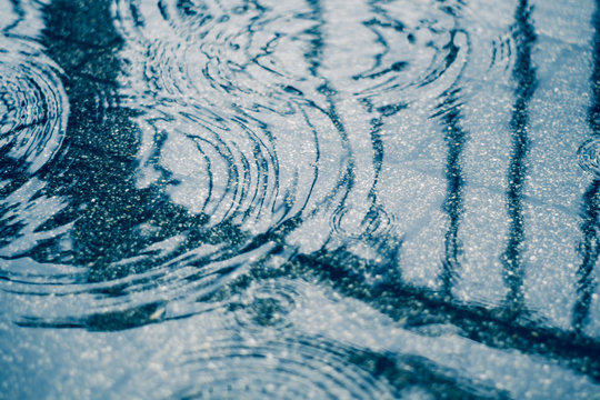 雨の中