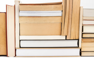 Libros apilados sobre fondo blanco aislado. Vista de frente