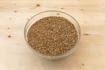 Semi in una ciotola di vetro