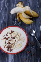 Манная каша с бананом и шоколадом на завтрак