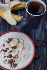 Манная каша с бананом и шоколадом на завтрак