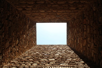 Antigua chimenea de piedra desde el interior