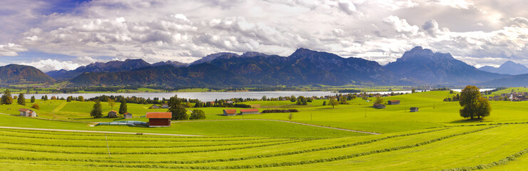 Fototapety  Panorama krajobrazu w Bawarii w Allgäu niedaleko Fuessen