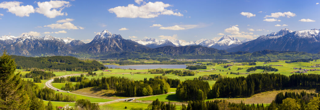 Panorama Landschaft in Bayern im Allgäu bei Fuessen