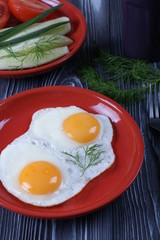 Завтрак с глазуньей на деревянном столе