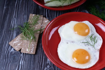 Завтрак с глазуньей на деревянном столе