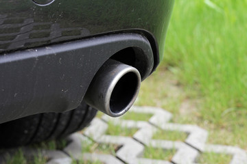 Der Auspuff an einem Auto