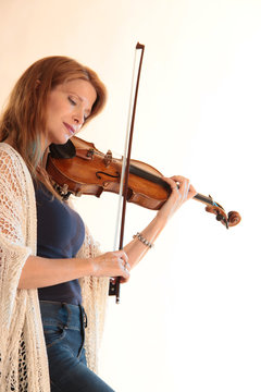 Ein Geige spielende Frau Geigerin