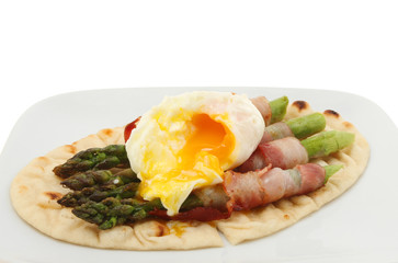 Poached egg and asparagus