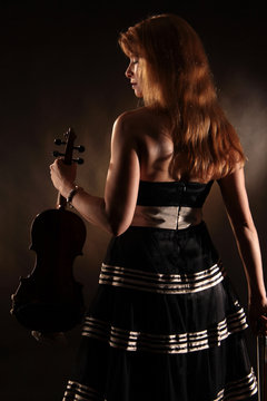 Eine Musikerin mit Violine