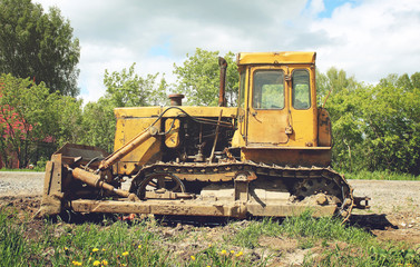 Old abandoned excavator in the countryside