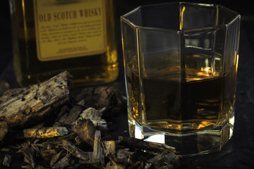 Old Scotch Whisky Flasche und Glas 2