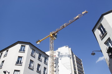 Grue de chantier d'un immeuble &agrave; Paris
